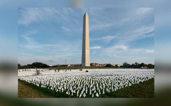 Bendera putih simbolik bagi menghormati nyawa yang hilang akibatCovid-19 dilihat di National Mall di Washington. Foto Xinhua