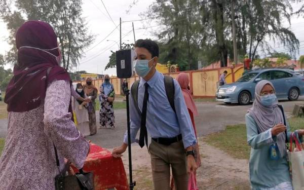 Sebahagian pelajar Tingkatan Enam di Sekolah Menengah Kebangsaan (SMK) Sultan Sulaiman mula hadir ke sekolah seawal jam 7 pagi mengikut SOP yang ditetapkan.