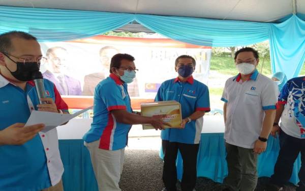 Syed Ibrahim (dua kanan) dan Jimmy Puah (kiri) menyerahkan bantuan bakul makanan kepada ketua cabang parti dalam Program Jelajah Peduli di Ibu Pejabat PKR Johor, di Pusat Perdagangan Danga Utama, Johor Bahru pada Ahad.