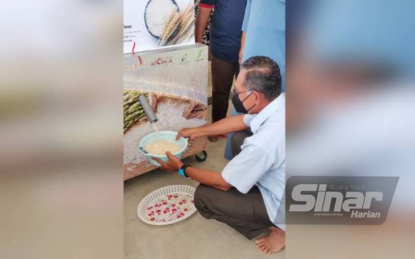 Rosol mencuba mesin ATM beras ketika Majlis Pelancaran di masjid Pekan Ajil, Hulu Terengganu pada Ahad