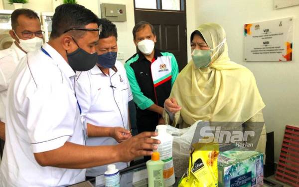 Menteri Perusahaan Perladangan dan Komoditi (KPPK), Datuk Zuraida Kamaruddin (kanan) melihat makanan kucing yang dihasilkan daripada pokok kenaf. -Foto Sinar Harian