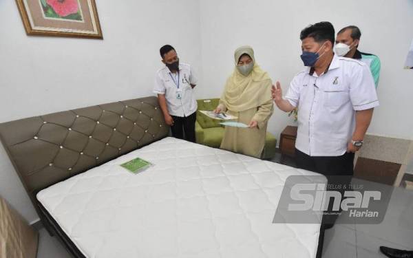 Zuraida (dua dari kiri) melihat tilam yang dihasilkan daripada fiber kenaf selepas majlis penyerahan dokumen MS Standard Grading Kenaf di Ibu Pejabat LTKN di Kota Bharu pada Ahad.