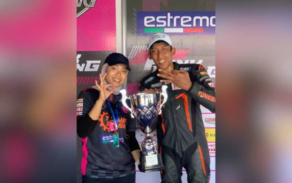 Nur Atikah (kiri) mempamerkan piala yang dimenangi Harith selepas berakhirnya saingan Pusingan 6 di Kuala Terengganu pada Ahad.