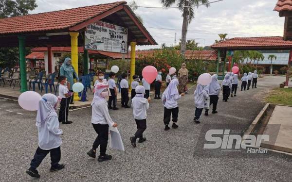 Murid- murid beratur masuk ke kelas masing-masing