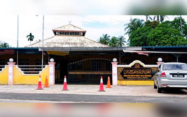 Masjid Batu di Kuala Kurau mempunyai seni ukiran mimbar yang unik dengan ketinggian lima meter dan lebar satu meter. - Foto Bernama