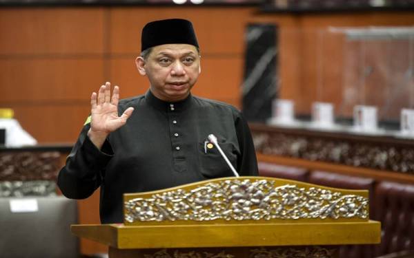 Ahli Eksekutif Persatuan Bola Sepak Malaysia Datuk Mohd Hisamudin Yahaya mengangkat sumpah sebagai senator di hadapan Yang Dipertua Dewan Negara Tan Sri Dr Rais Yatim di Dewan Negara hari ini. Foto Bernama