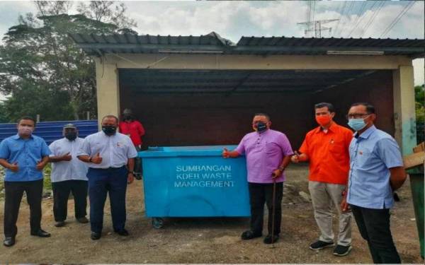 Simbolik penyerahan tong leach bin DUN Taman Templer oleh Ramli (tiga dari kiri) kepada Mohd Sany (tiga dari kanan) di rumah sampah One Selayang pada Isnin.