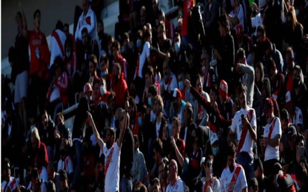 Sebahagian penyokong River Plate yang hadir ke stadium menyaksikan perlawanan berkenaan. - Foto Reuters