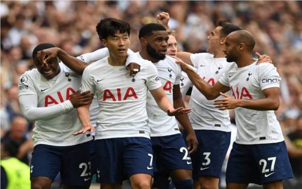 Heung-Min (dua, kiri), meraikan kemenangan 2-1 ke atas Aston Villa bersama rakan-rakan sepasukan. - Foto FirstSportz