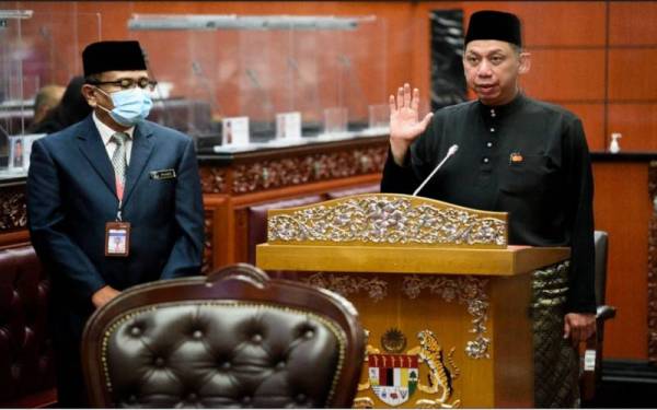 Hisamudin ketika mengangkat sumpah di hadapan Yang Dipertua Dewan Negara, Tan Sri Dr Rais Yatim di Dewan Negara, Kuala Lumpur, pada Isnin.