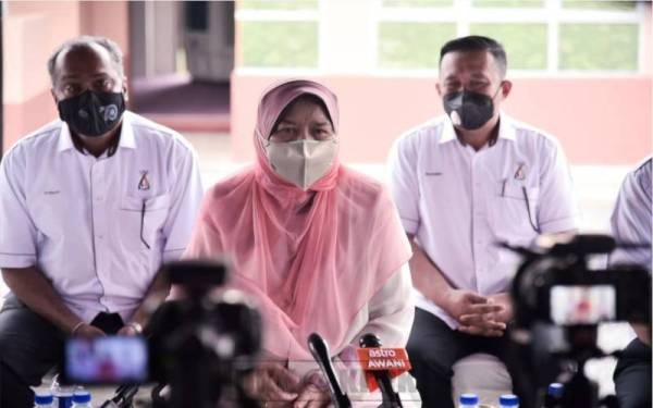 Zuraida (tengah) pada sidang akhbar selepas melawat pusat pemprosesan dan pengeluaran produk kenaf di Saujana, Setiu pada Isnin. - Foto UKK@KPPK