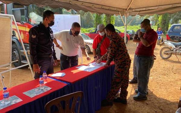 Anggota bomba dibantu polis melakukan pencarian seorang pengawal keselamatan yang hilang semasa bertugas di sebuah ladang di Kampung Ulu Remis, Layang Layang, Simpang Renggam, Kluang, pada Isnin.