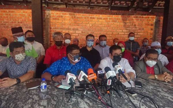 Sulaiman (kanan) ketika sidang akhbar di Masjid Tanah di sini, pada Isnin.