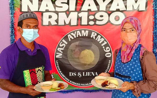 Rosli dan Wan Roslina menawarkan menu nasi ayam berharga RM1.90 bagi membantu golongan yang terkesan akibat Covid-19.