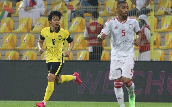 Luqman Hakim (kiri) membarisi skuad Harimau Malaya pada Pusingan Kedua Kelayakan Piala Dunia 2022/Piala Asia 2023 di Dubai Jun lepas.