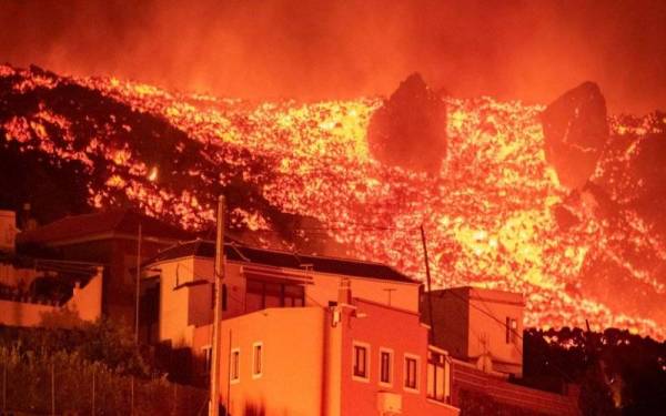 Lava dari gunung berapi Cumbre Vieja di pulau La Palma di Kepulauan Canary telah melitupi sekitar 400 hektar tanah dan memusnahkan hampir 1,000 bangunan