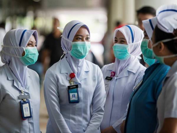 Pihak pengurusan Hospital Sibu memohon supaya jururawat kontrak yang bertugas di hospital berkenaan terus dikekalkan hingga 31 Disember ini dalam usaha mengatasi masalah kekurangan petugas untuk menangani wabak Covid-19. - Gambar hiasan 