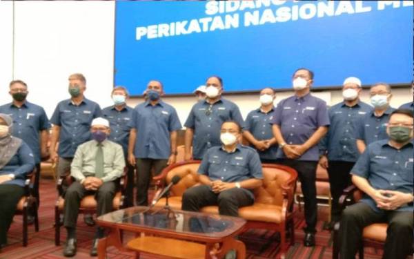 Mohd Rafiq (duduk, tengah) pada sidang akhbar di Hotel MITC, Ayer Keroh pada Selasa.