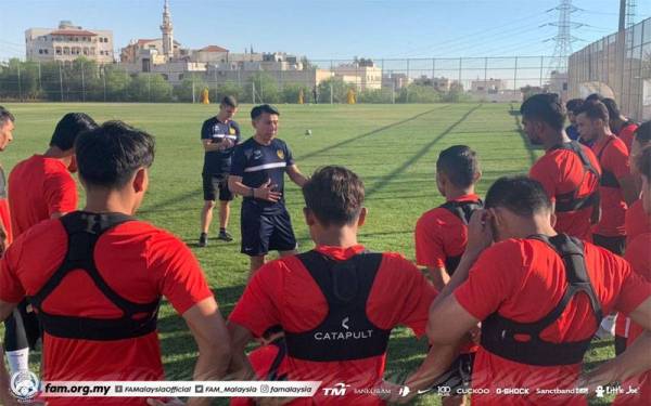 Cheng Hoe memberi arahan kepada skuad Harimau Malaya ketika sesi latihan di Amman pada Isnin. - FOTO: FB FAM