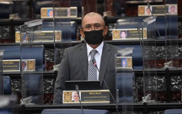 Menteri Pertanian dan Industri Makanan Datuk Seri Dr Ronald Kiandee, yang juga Ahli Parlimen Beluran ketika sesi soal jawab pada Mesyuarat Pertama Penggal Keempat, Parlimen ke-14 di Bangunan Parlimen hari ini.- Foto Bernama