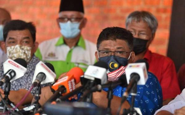  Pengerusi Badan Perhubungan UMNO Melaka yang juga Pengerusi Barisan Nasional Melaka Datuk Seri Ab Rauf Yusoh (duduk, kanan) bersama Ahli Dewan Undangan Negeri (ADUN) yang turut hadir pada sidang media mengenai kemelut politik semasa, hari ini. - Foto Bernama