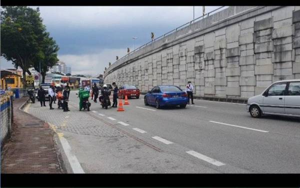 Operasi berhampiran Paradigm Mall, Petaling Jaya pada Selasa.