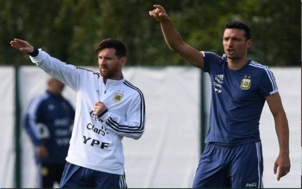 Scolani (kanan), bersama Messi pada sesi latihan. - Foto gettyimages