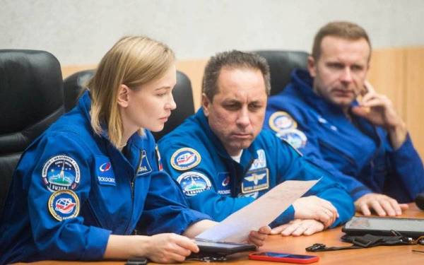 Angkasawan Anton Shkaplerov (tengah), pengarah filem, Klim Shipenko (kanan) dan aktres Yulia Peresild. - Foto Roscosmos