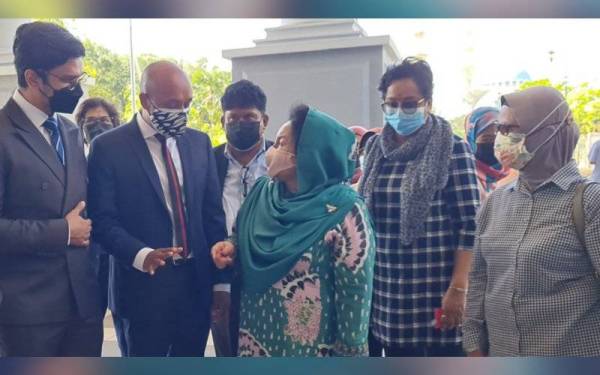 Rosmah tiba di Mahkamah Tinggi Kuala Lumpur pada Rabu, bagi menghadapi prosiding bela diri kes tiga pertuduhan rasuah membabitkan projek hibrid solar bernilai RM1.25 bilion untuk 369 sekolah luar bandar di Sarawak.