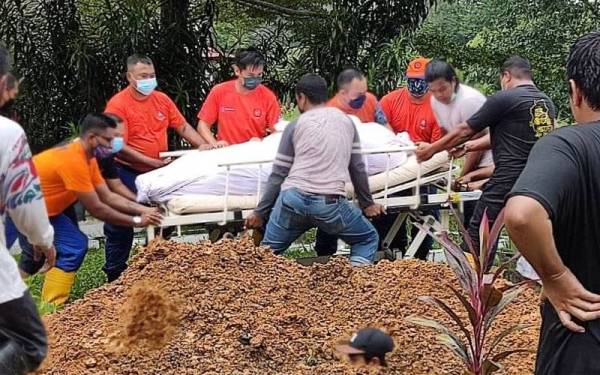 Anggota APM Daerah Ipoh membantu menguruskan jenazah seorang wanita seberat 300kg di Tanah Perkuburan Islam Tambun, di sini pada Rabu. Foto: APM DAERAH IPOH