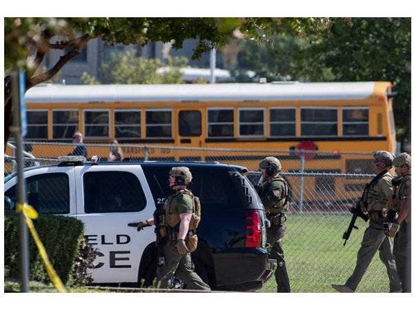 Anggota keselamatan dilihat sekitar kawasan sekolah susulan kejadian tembakan di Mansfield Timberview High School di Arlington, Texas. - Foto Reuters