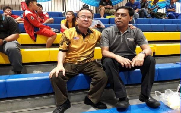 Zolkples (kiri), bersama Abdul Halim menyaksikan Kejohanan Sepaktakraw Dunia Piala Raja Thai 2018 di Fashion Island, Bangkok.