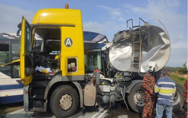 Keadaan treler dan bas yang terlibat dalam kemalangan di Jalan Sendayan Lama, berhampiran Kampung Jimah pada Khamis.