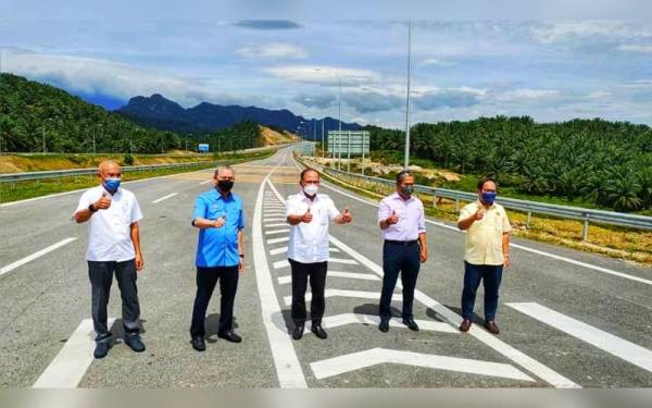 Fadillah(dua,kiri) bersama Wan Rosdy (tengah) dan Salehuddin (kiri) selepas melakukan lawatan di Jajaran Bentong pada Khamis .