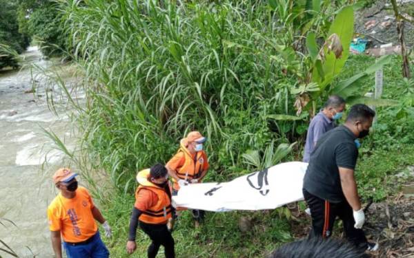 Mayat mangsa dibawa ke tebing untuk diserahkan kepada polis. - Foto Ihsan Angkatan Pertahanan Awam Malaysia.