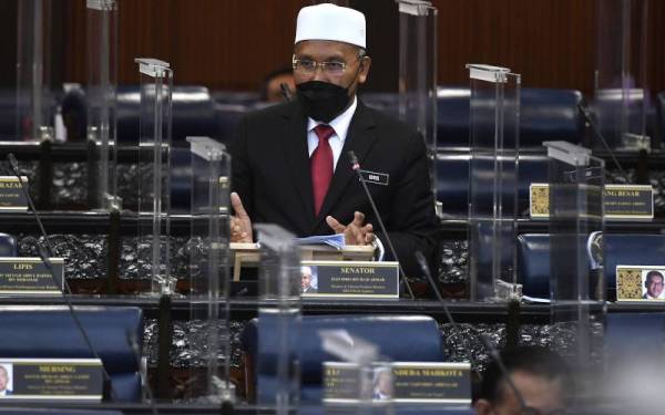 Idris ketika hadir pada Mesyuarat Khas Penggal Ketiga Parlimen Ke-14 di Parlimen hari ini. - Foto Bernama