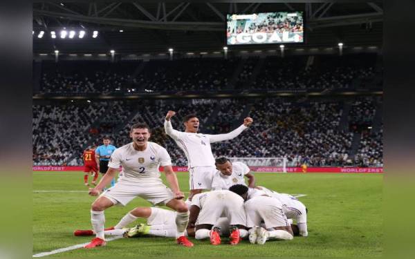 Pemain-pemain Perancis meraikan jaringan Hernandez dalam perlawanan separuh akhir menentang Belgium, awal pagi tadi. Foto: UEFA Nation League