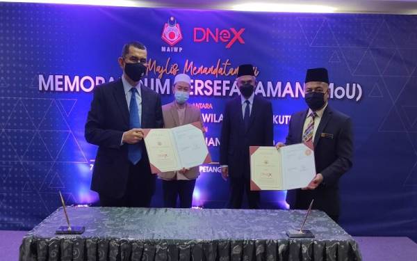 Dari kanan: Mohd Nizam, Mohd Daud dan Syed Zainal Abidin (kiri) pada Majlis MoU MAIWP dan DNEX di MAIWP pada Khamis.