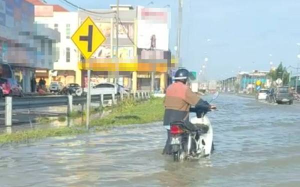 Video tular limpahan air pasang besar di Jalan Persekutuan, Pekan Tanjong Karang pada Jumaat.