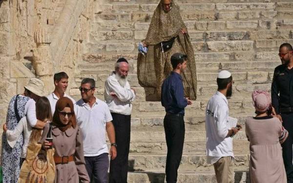 Gambar fail menunjukkan sekumpulan penduduk Yahudi di Masjid al-Aqsa. - Foto AFP