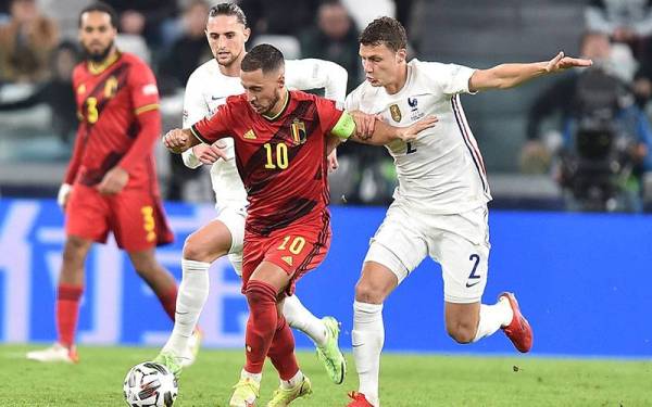 Pemain Belgium, Eden Hazard dikawal ketat pemain Perancis, Adrien Rabiot pada aksi separuh akhir Liga Negara-Negara UEFA pada Jumaat. - Foto EPA