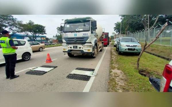 Lori yang ditahan disyaki membawa lebih muatan ditimbang menggunakan alat timbang mudah alih dalam Ops Tutup yang dijalankan sekitar Kuantan dan Pekan bermula Isnin hingga Rabu lalu. - Foto JPJ Pahang