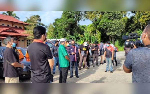 Amrun (depan, tiga kiri) bersama Arifin (depan, dua kiri) dalam Program Pemasangan Peralatan Komunikasi Bencana Daerah Dungun di Balai Raya Kampung Kepong, Marang pada Jumaat