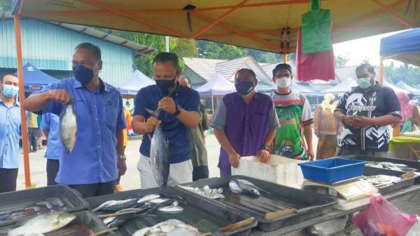 Che Ghani (kiri) bersama Rozi (dua dari kiri) hadir pada program Walkabout Pasar Tani Kuala Ping, di Hulu Terengganu pada Jumaat sempena sambutan Ulang Tahun ke-56 FAMA.