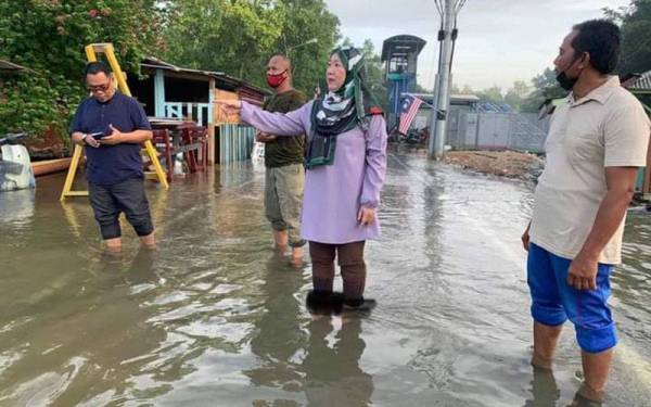 Daroyah (tengah) membuat tinjauan bersama pegawai Pejabat Pusat Khidmat Masyarakat DUN Sementa di beberapa kawasan yang terjejas pada Jumaat. -Foto: Facebook Daroyah Alwi