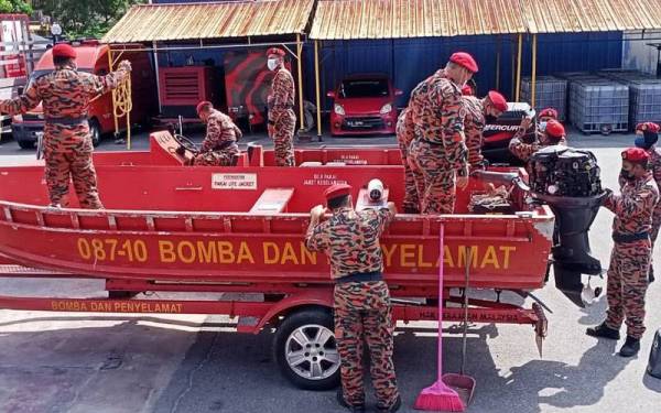 Anggota Balai Bomba dan Penyelamat (BBP) Kuala Terengganu memeriksa kemudahan logistik yang akan digunakan bagi menyelamat mangsa banjir.