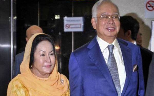 Najib (kanan) dan isteri, Rosmah. - Foto fail Bernama