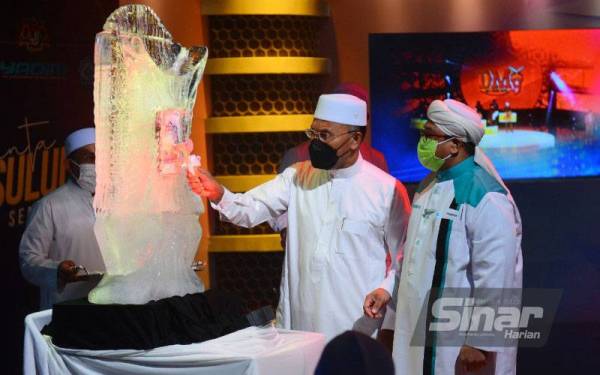 Idris (kiri) bersama dengan Nasrudin ketika gimik pelancaran Bulan Dakwah 2.0 di Studio TV Al-Hijrah pada Jumaat. - FOTO SINAR HARIAN/ HALIM WAHID