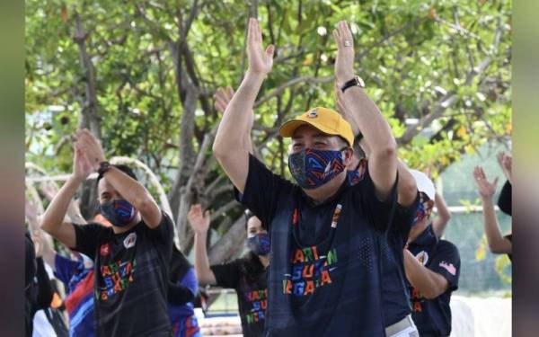 Ketua Menteri Sabah Datuk Hajiji Noor turut menyertai senamrobik sempena Hari Sukan Negara peringkat negeri Sabah di Kompleks Sukan Likas hari ini.- Foto Bernama