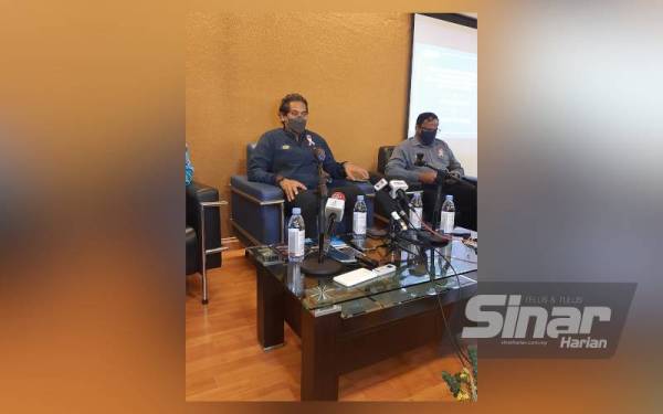 Khairy Jamaluddin pada sidang media.